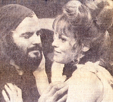 J.-C. Drouot et C. Rouvel dans une scène du téléfilm. Photo L'Humanité, 15/11/1974.
